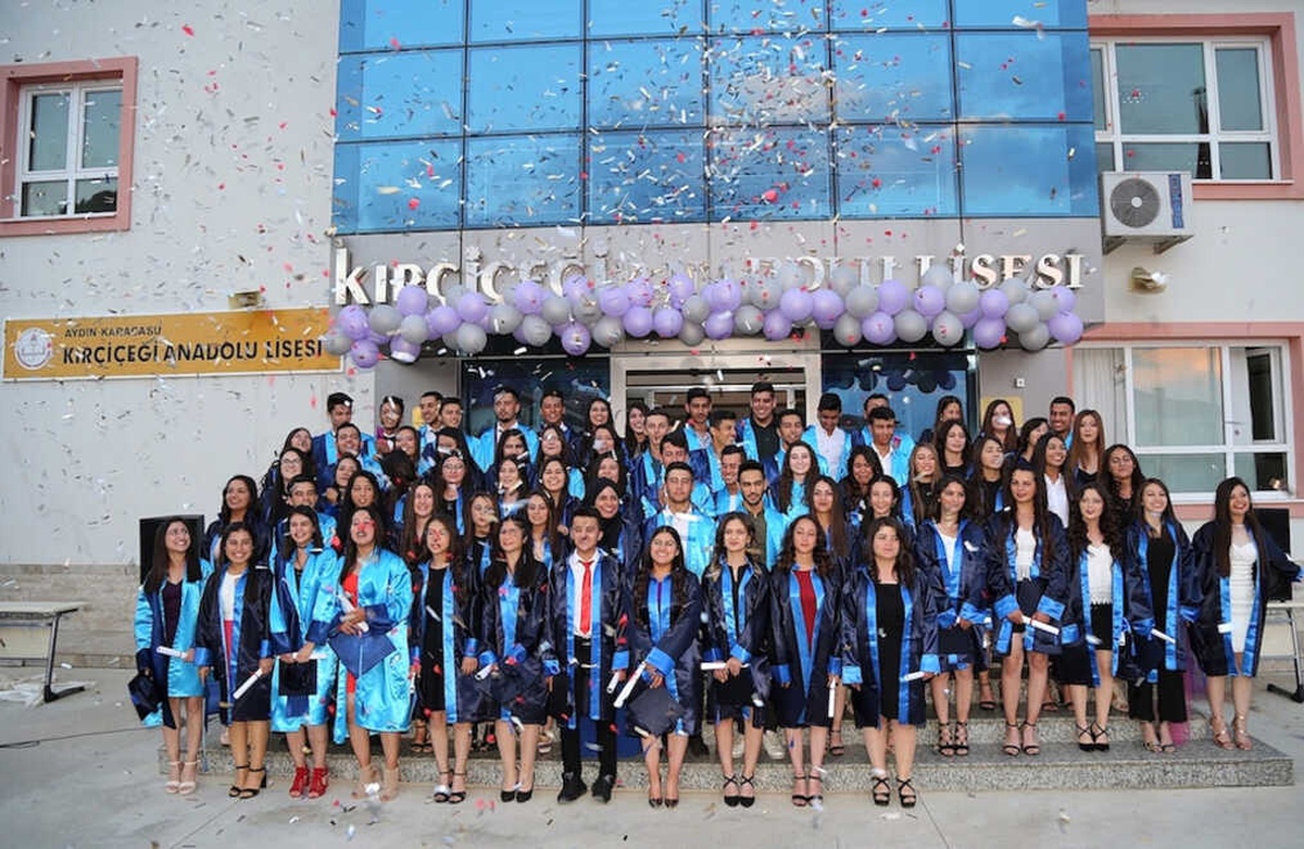 Kırçiçeklerinin Mezuniyet Coşkusu