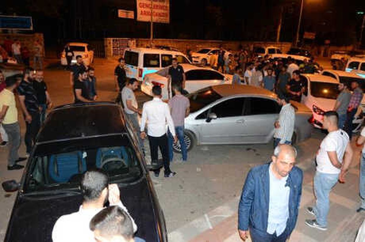 Kontrolden Çıkan Otomobil, Park Halindeki 4 Araca Çarptı
