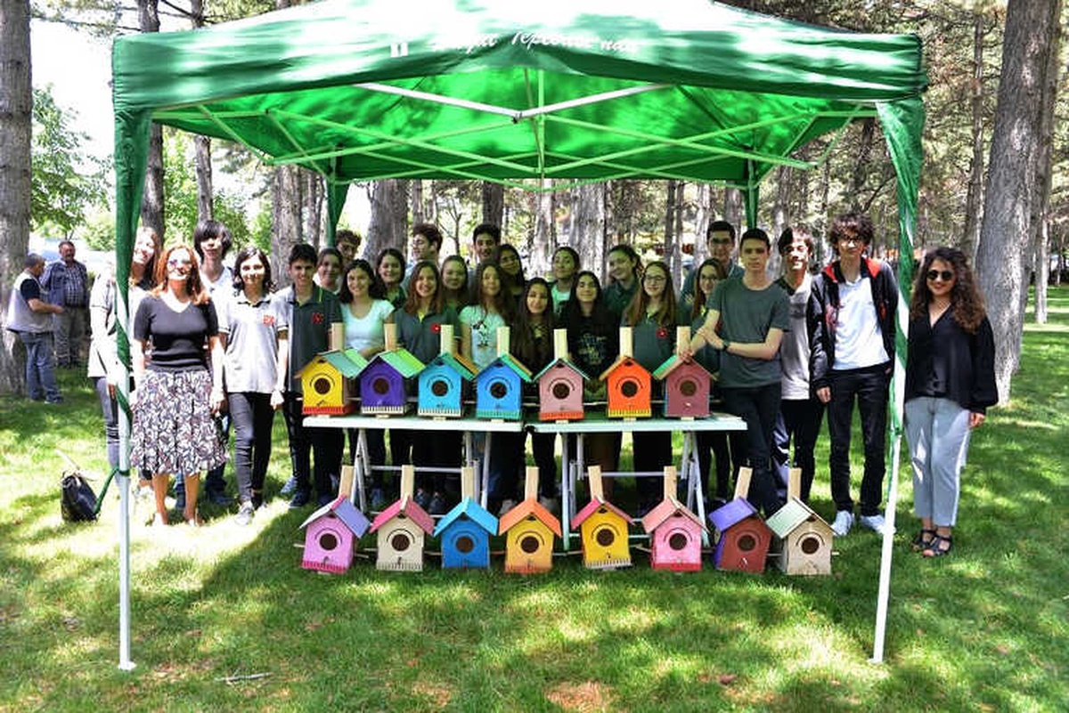 Lise Öğrencilerinin Hazırladığı 22 Ahşap Kuş Yuvası Parktaki Ağaçlara Asıldı