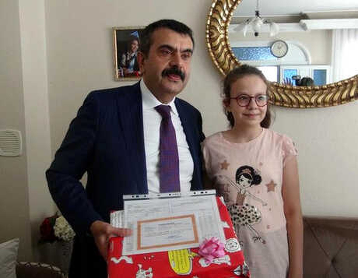 MEB Müsteşarı Tekin, Ortaokul Öğrencilerine Karne Dağıttı (2)