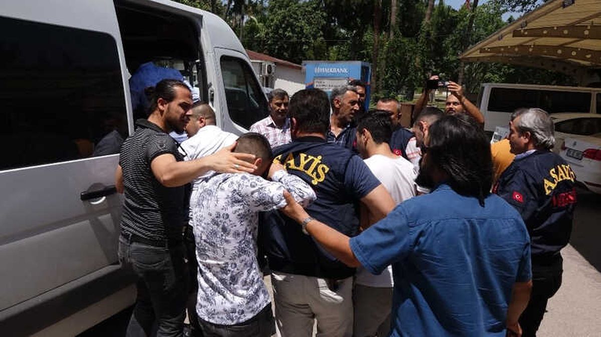 Mersin\'de Büfeci Cinayetinin Zanlıları Adliyeye Sevk Edildi