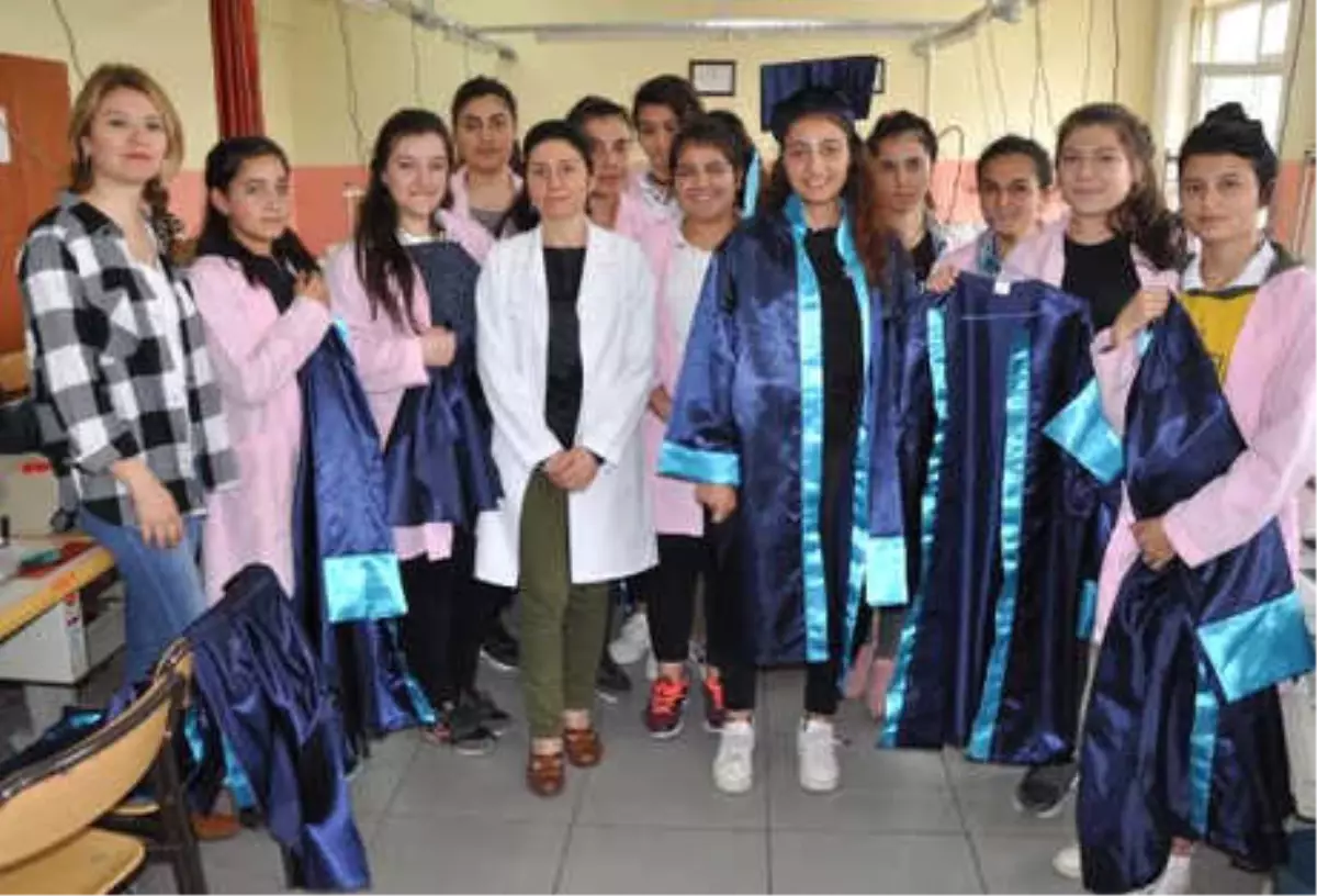 Mezuniyet Cübbelerini Kendileri Dikti