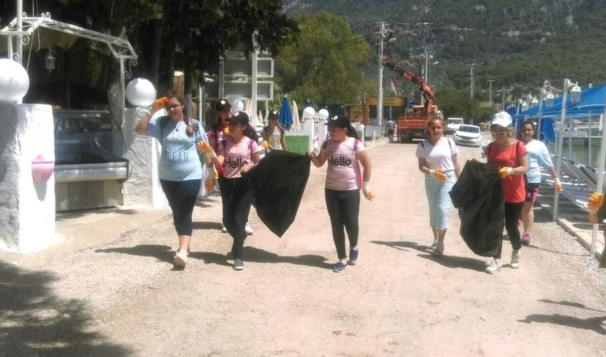 Minik Öğrencilerden Kıyı Temizliği