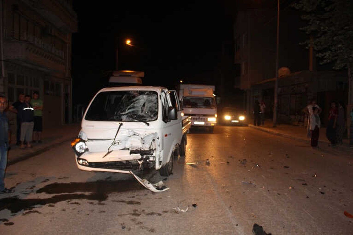 Motosiklet Kamyonete Çarptı: 1 Ölü, 1 Yaralı