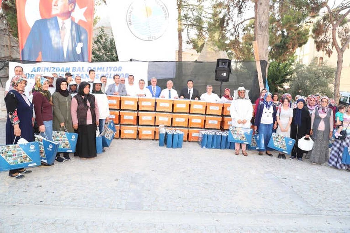 Mut\'lu Arı Üreticilerine Kovan Dağıtıldı