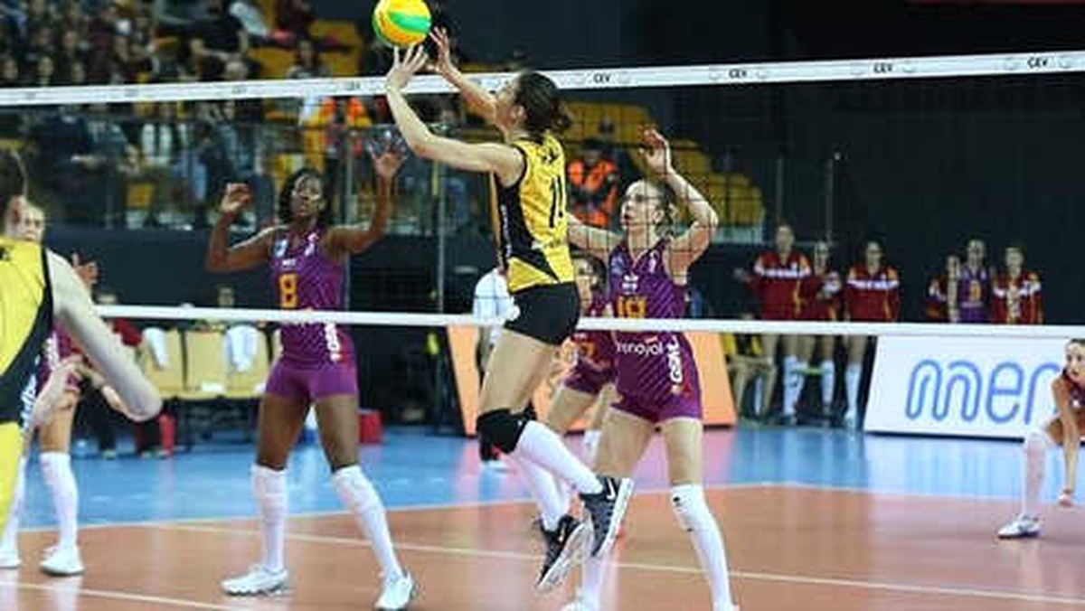 Naz Aydemir Akyol\'dan Voleybola "Annelik" Arası