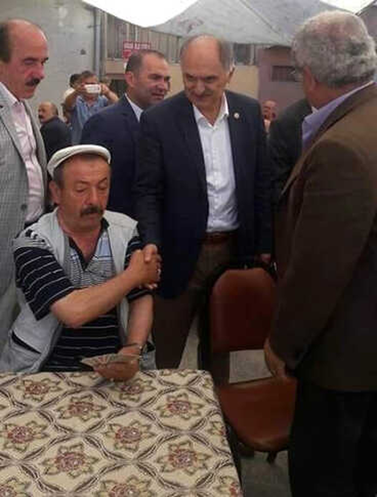 Ne Vekille Tokalaşmaktan Vazgeçti, Ne de Kağıt Oyunundan