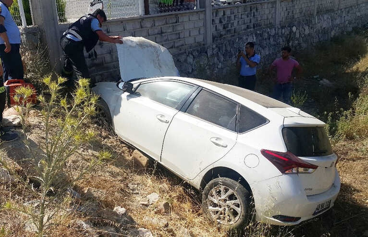 Otomobil Zeytinlik Araziye Uçtu; 1 Yaralı