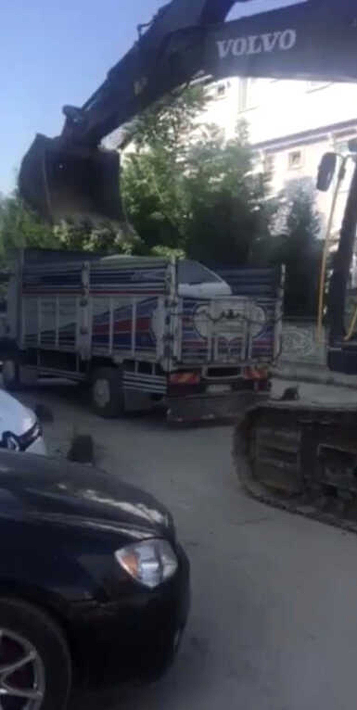 Otomobili Kepçeyle Kamyonetin Kasasına Yükledi