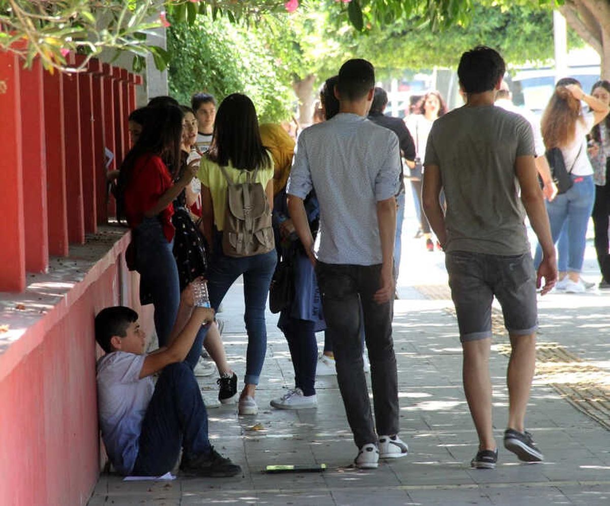 Karnesini Aldı Okul Önünde Harçlık İçin Çalışmaya Başladı