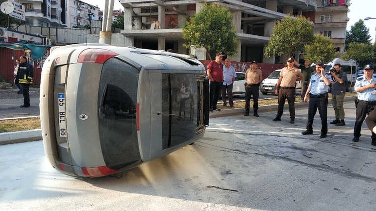 Samsun\'da Devrilen Otomobil Alev Alınca Vatandaşlar Söndürdü