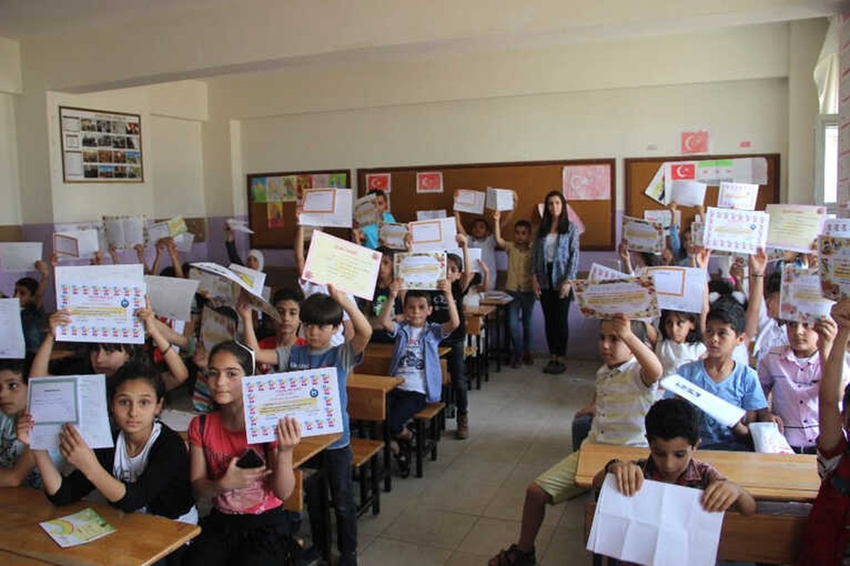 Şanlıurfa\'da Suriyeli Öğrencilerin Karne Sevinci