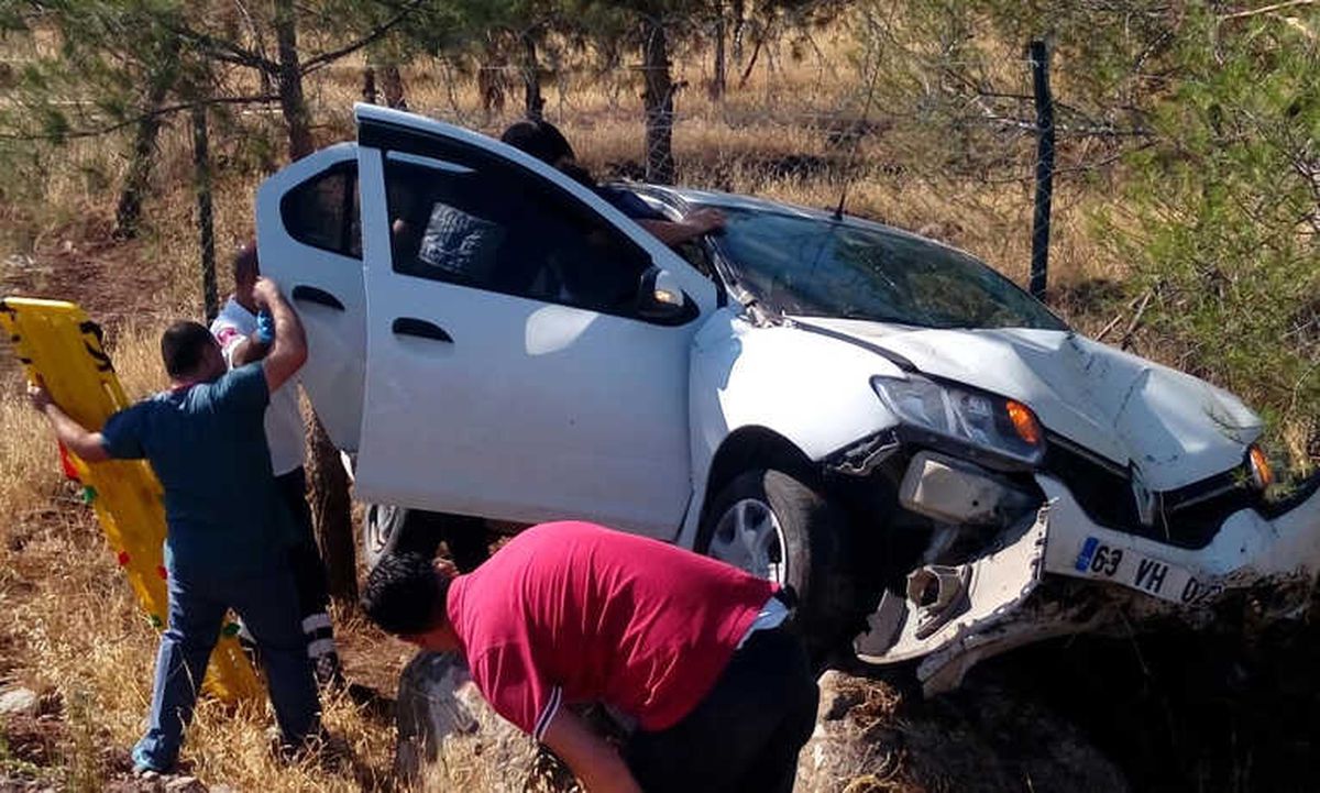 Şanlıurfa\'da Virajı Alamayan Otomobil Şarampole Devrildi