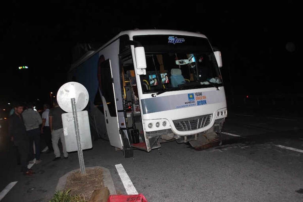 Seçim Otobüsü ile Otomobil Çarpıştı: 6 Yaralı