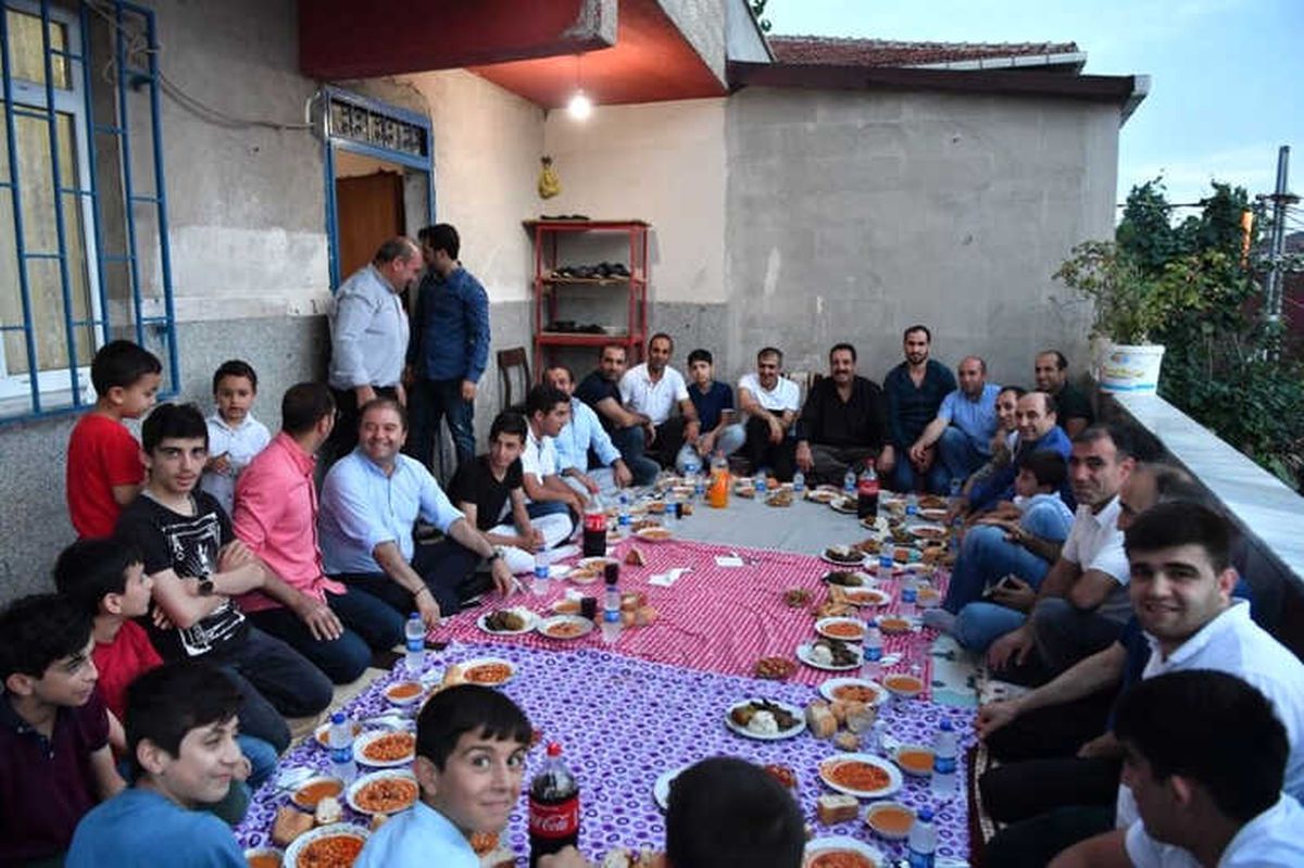 Sevgi Sofrası Zümrütevler\'de Kuruldu