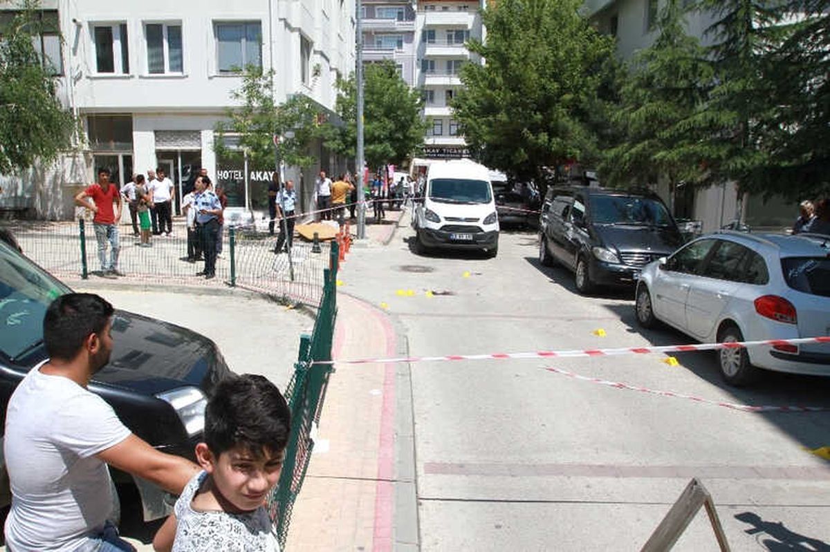 Sokak Ortasında Silahlı Kavga