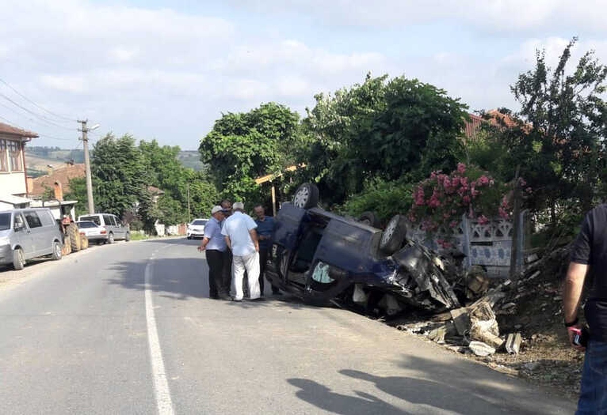 Sürücüsünün Kontrolünden Çıkan Otomobil Takla Attı: 2 Yaralı
