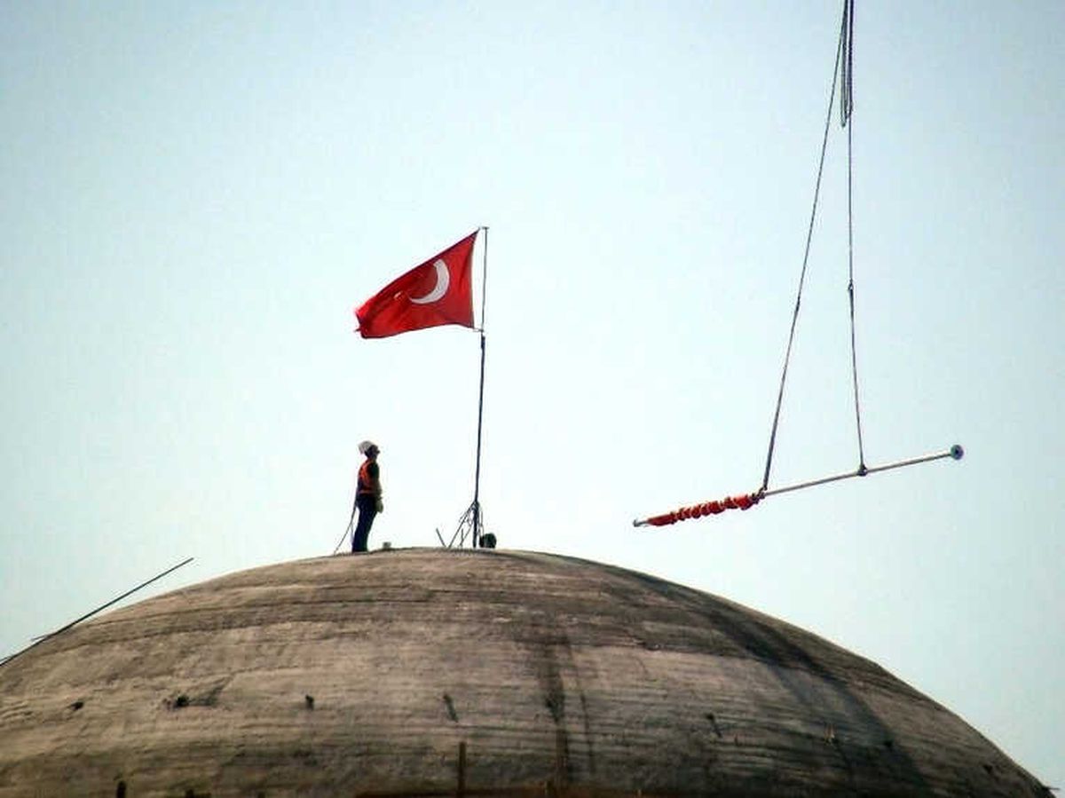 Taksim Camii\'ne Devasa Türk Bayrağı Asıldı