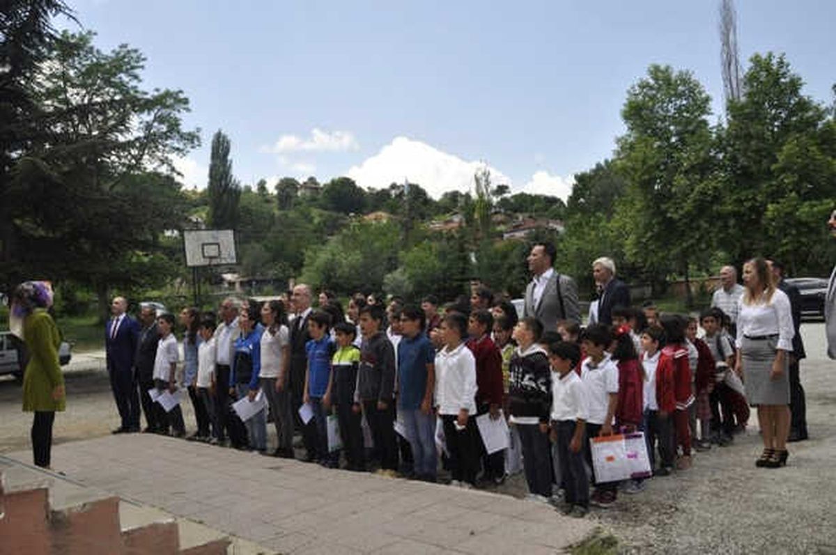 Tatil Zili Çaldı, Bozüyük\'te 12 Bin 232 Öğrenci Karne Aldı