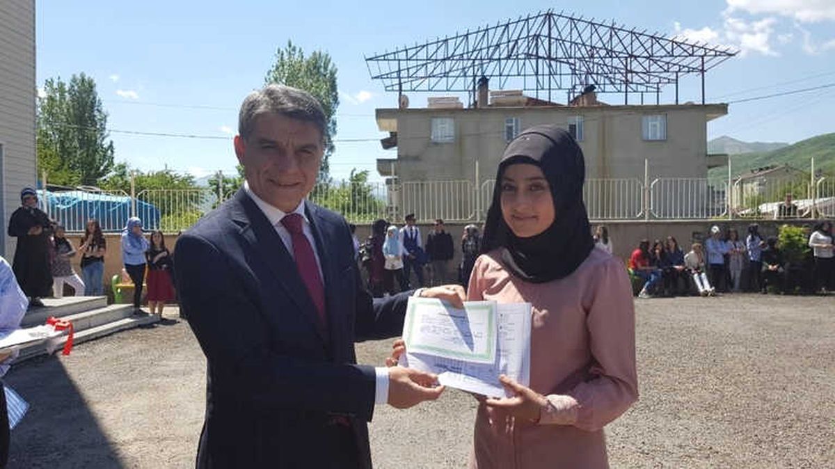 Tatvan\'da 23 Bin Öğrenci Karne Sevinci Yaşadı