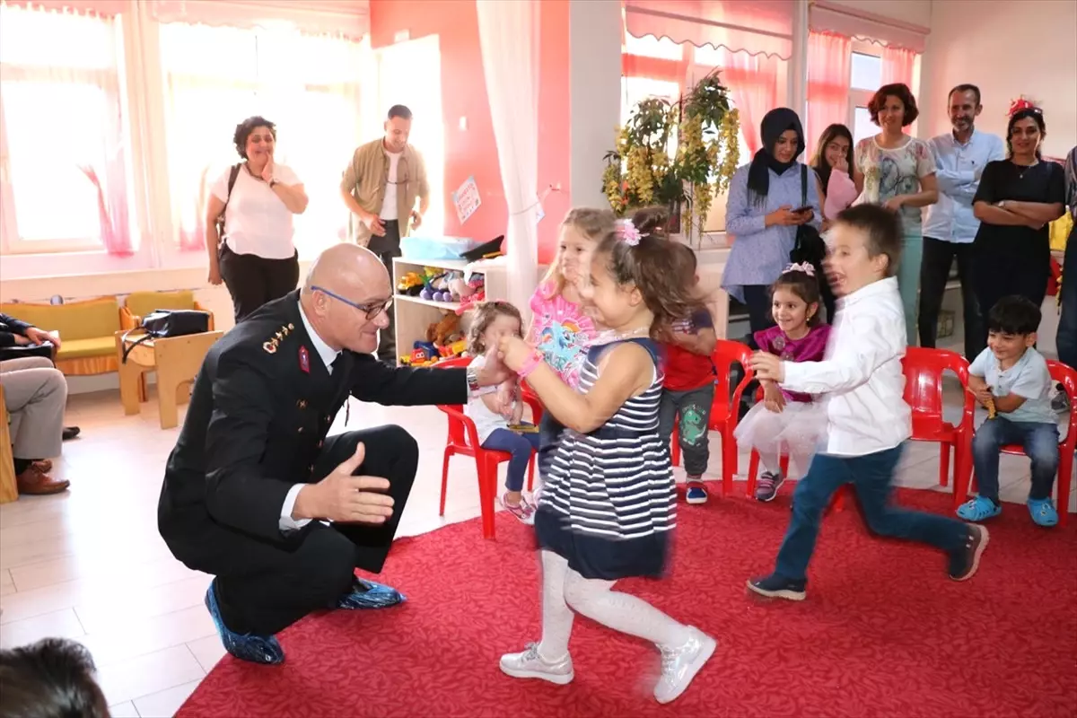 Tokat İl Jandarma Komutanı Arıkan Karne Dağıttı