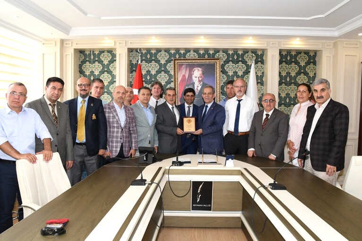 Türkiye Gazeteciler Federasyonu Yönetimi Vali Kalkancı\'yla Bir Araya Geldi