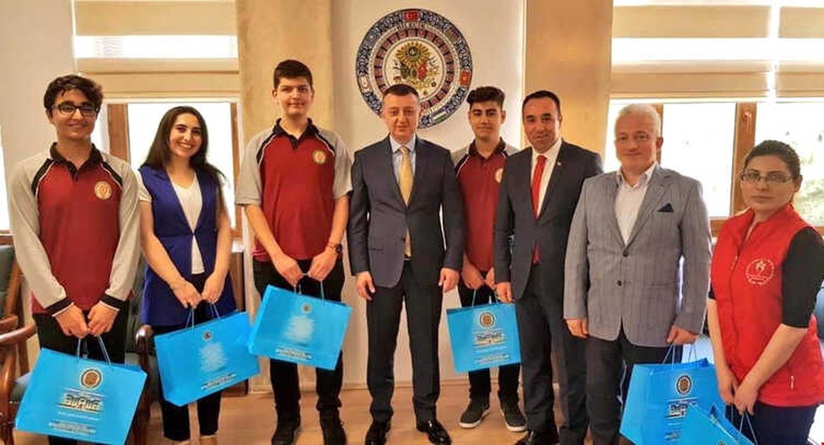 Vali Büyükakın, Başarılı Öğrencileri Makamında Kabul Etti