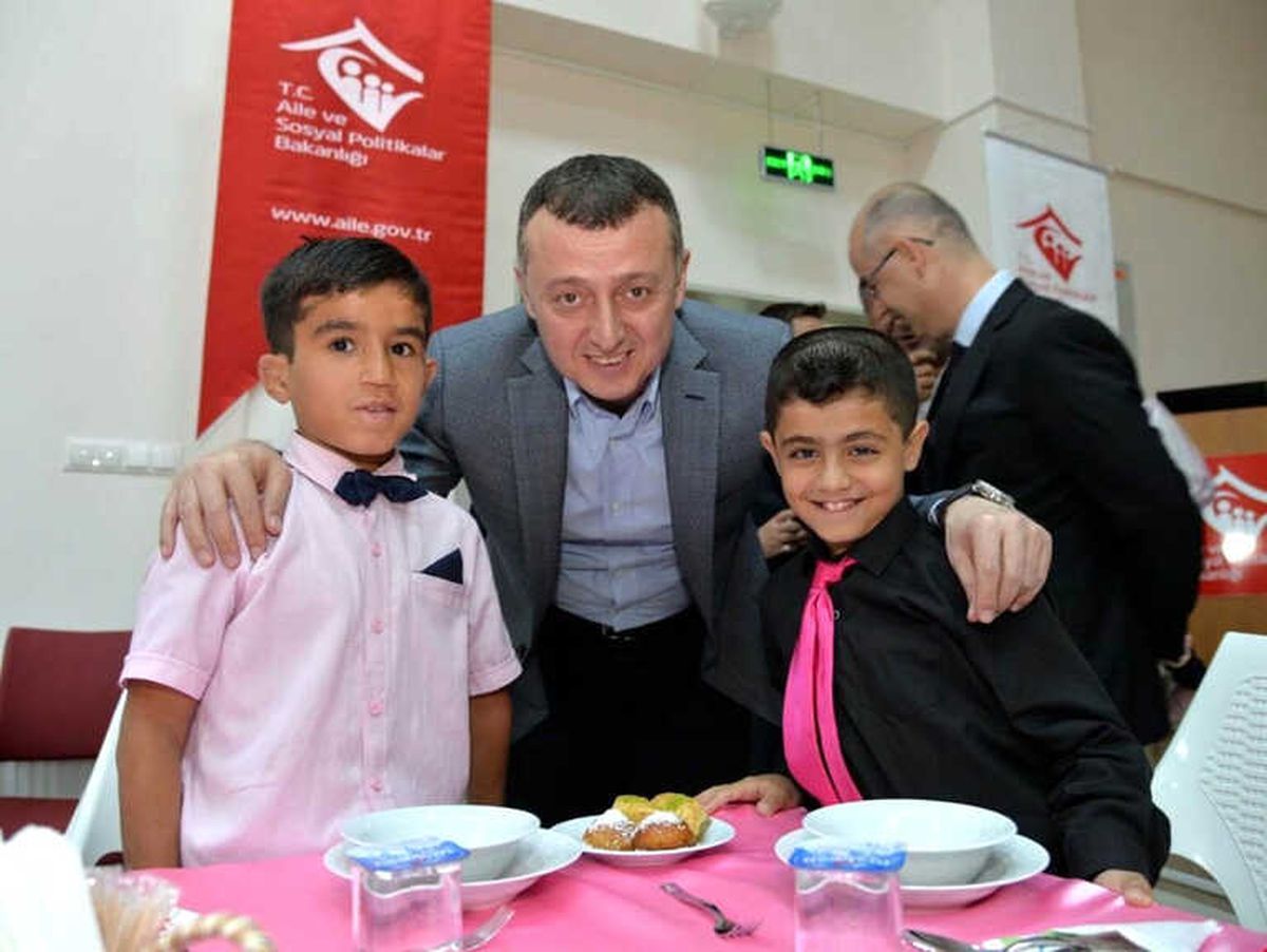 Vali Büyükakın Yurttaki Çocuklarla İftar Yaptı