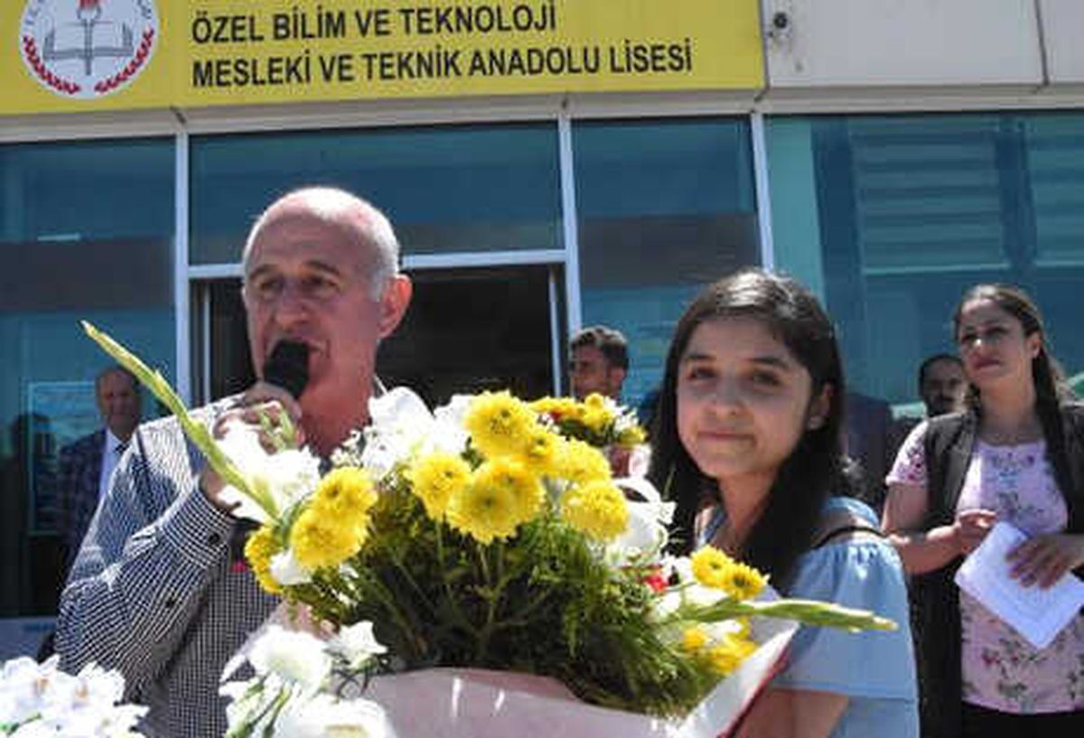 Van ve Adilcevaz\'da 319 Bin 500 Öğrenci Karne Heyecanı Yaşadı