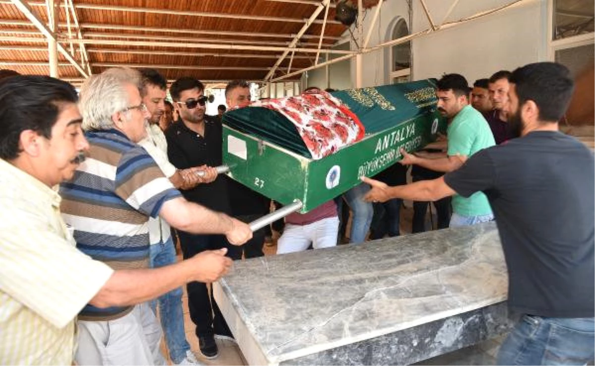 Antalya\'daki Kazada Ölen 3 Mühendis ve Bebeğin Cenazeleri Alındı (4)