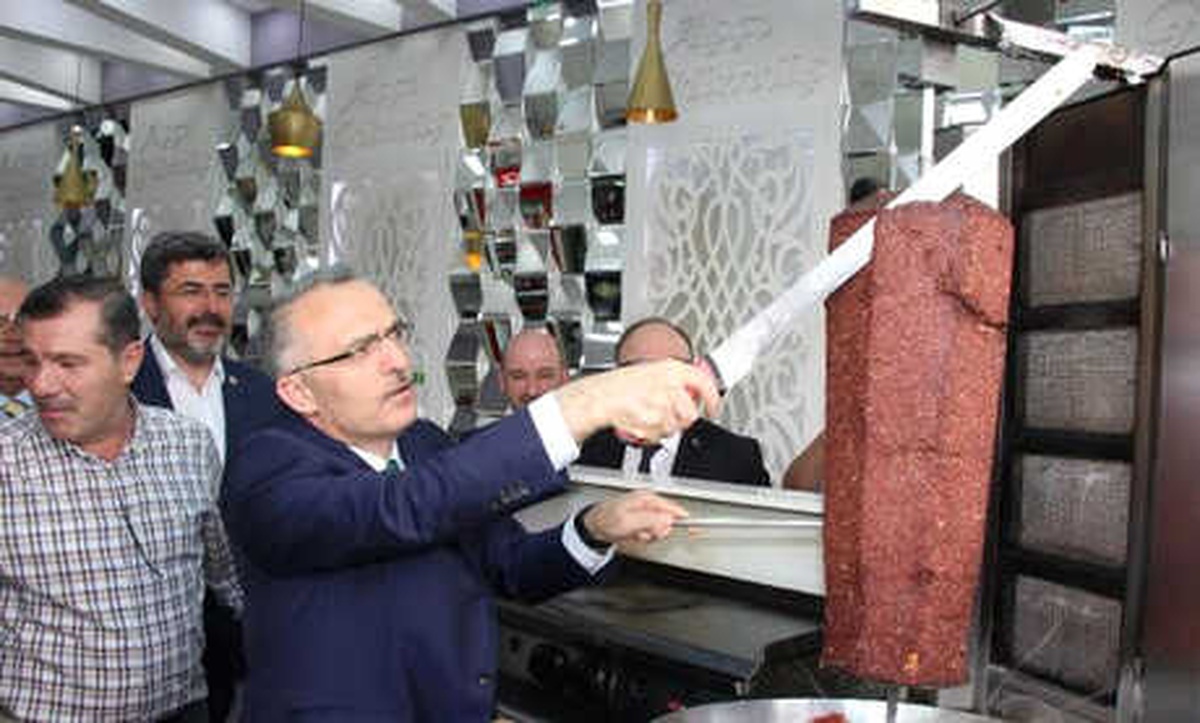 Bakan Ağbal: Döner Kesmek Bütçe Yapmaktan Daha Zormuş