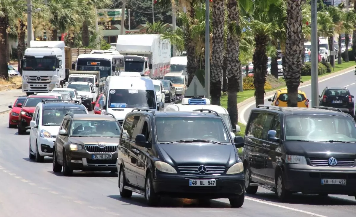 Tatilciler Bodrum\'a Akın Etti, Güvenlik Önlemleri En Üst Seviyeye Çıkarıldı