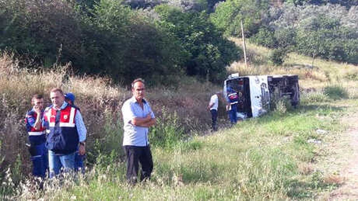 Bursa\'da Servis Midibüsü Şarampole Devrildi: 9 Yaralı