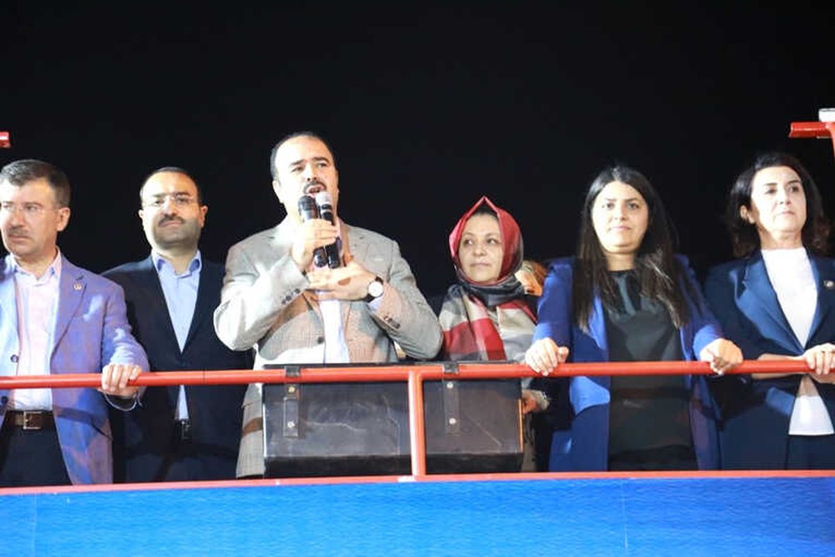 Çiftçi Karaköprü\'de Seçim Bürosunun Açılışını Yaptı