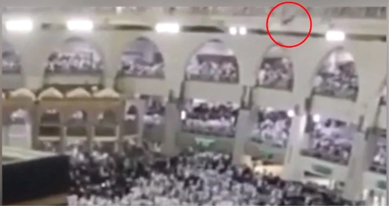 Kabe\'de Genç Adam Teravih Namazı Kılanların Üstüne Atlayarak İntihar Etti