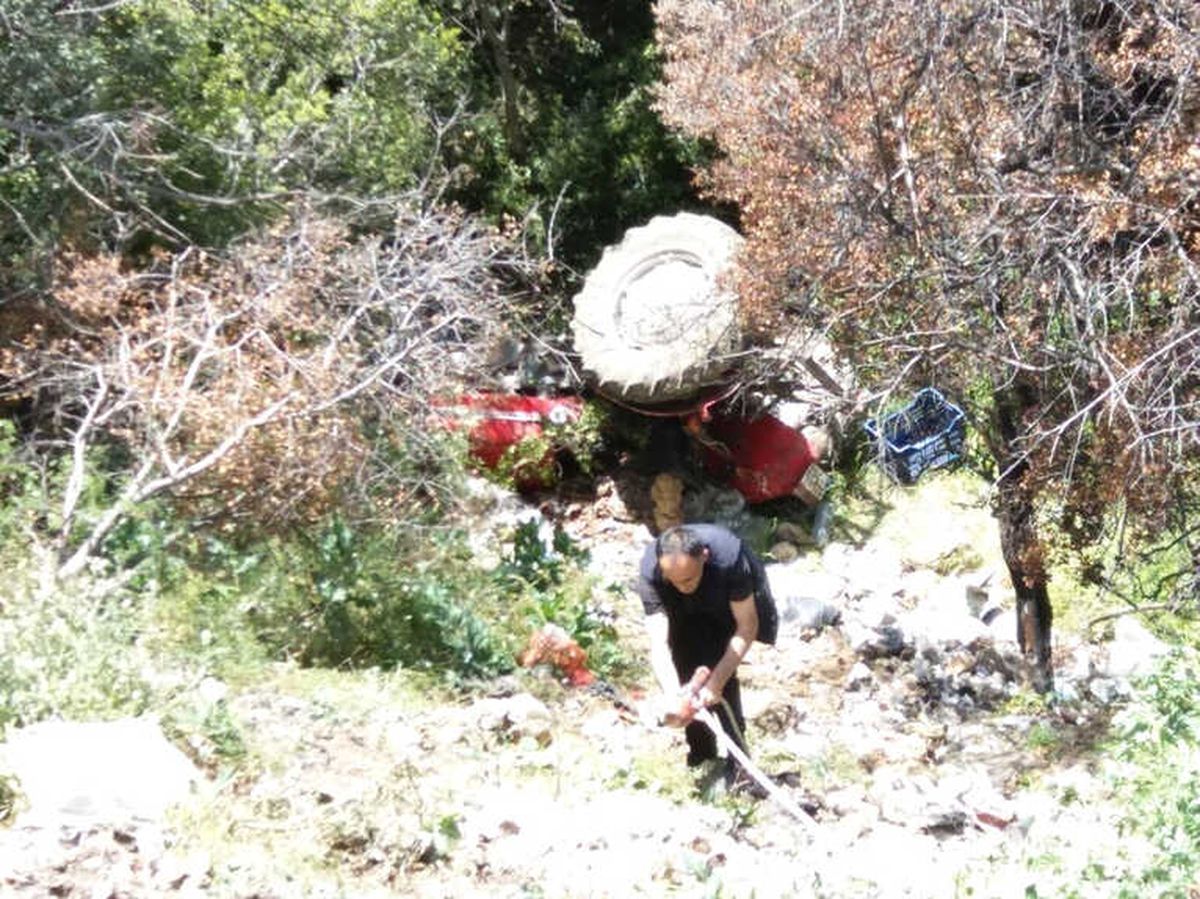 Isparta\'da Traktör 40 Metrelik Uçuruma Yuvarlandı: 1 Ölü, 1 Yaralı