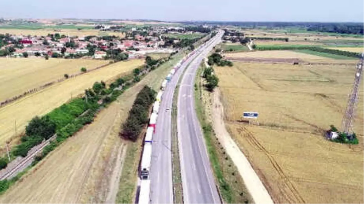 Kapıkule\'de 15 Kilometre Tır Kuyruğu