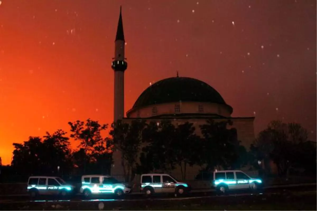 Kavga Çıkan Mahallede Önlem Alan Polisler Orucunu Ekip Otosunda Açtı