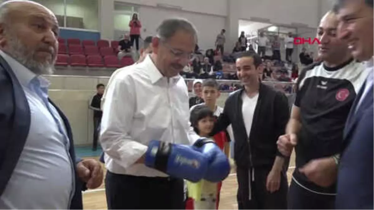 Kayseri Bakan Özhaseki\'den Kick Boks Şampiyonu Damadına Madalya