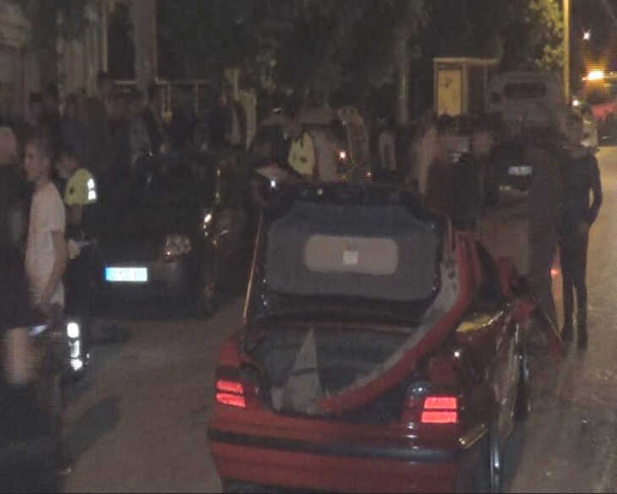 Kontrolden Çıkan Spor Otomobil Bankete ve Park Halindeki Araçlara Çarptı: 2 Yaralı