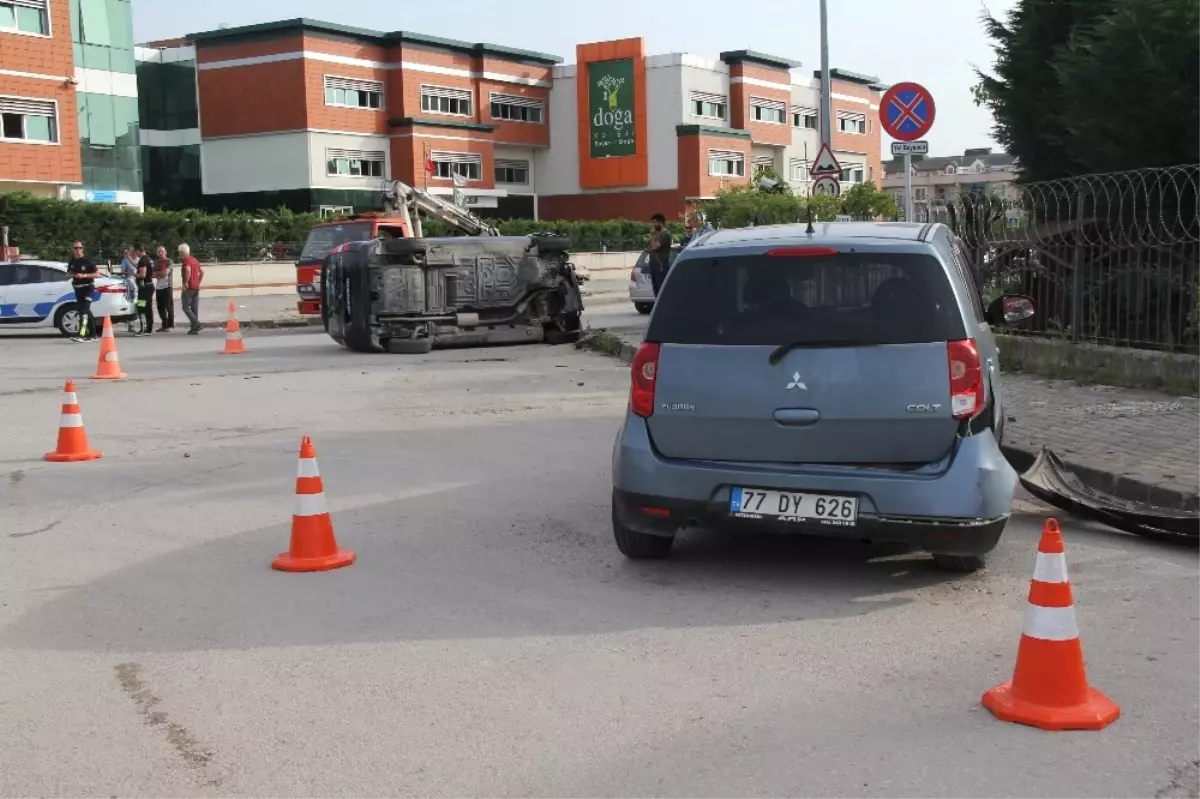 Otomobille Çarpışan Minibüs Yan Yattı