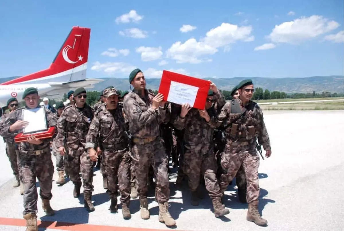 Şehit Özel Harekat Polisinin Naaşı Memleketi Tokat\'a Getirildi