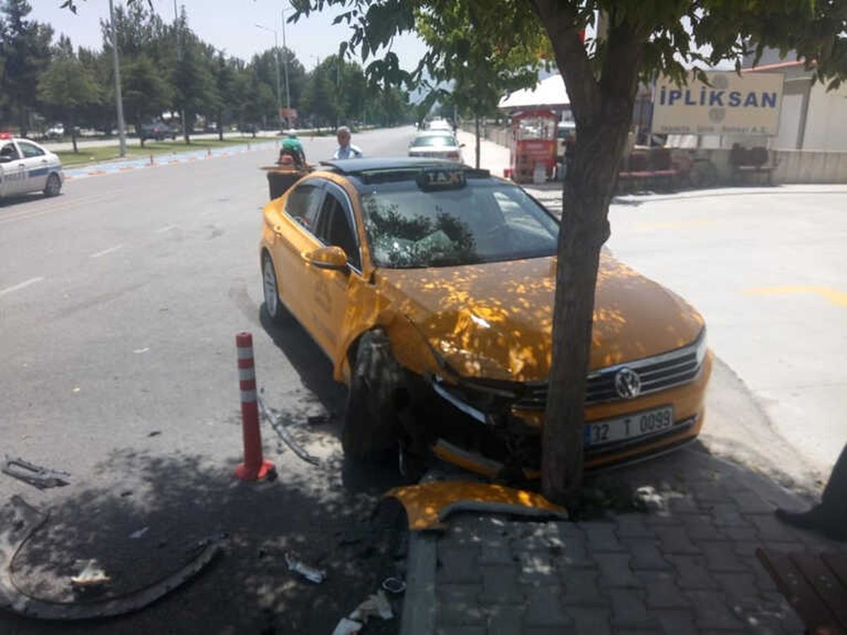 Servis Yolunda Trafik Kazası: 3 Yaralı