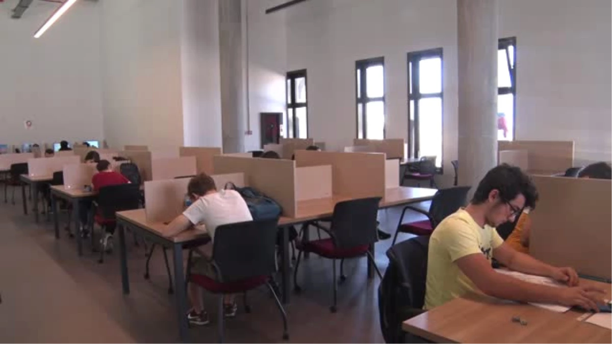 Üniversite Adayları Sınava İzü Kütüphanesi\'nde Hazırlanıyor