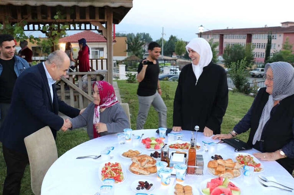Vali Dağlı Huzurevi Sakinleri ile İftar Yaptı