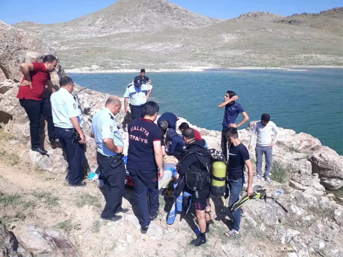 17 Yaşındaki Çocuk Serinlemek İçin Girdiği Gölette Boğuldu