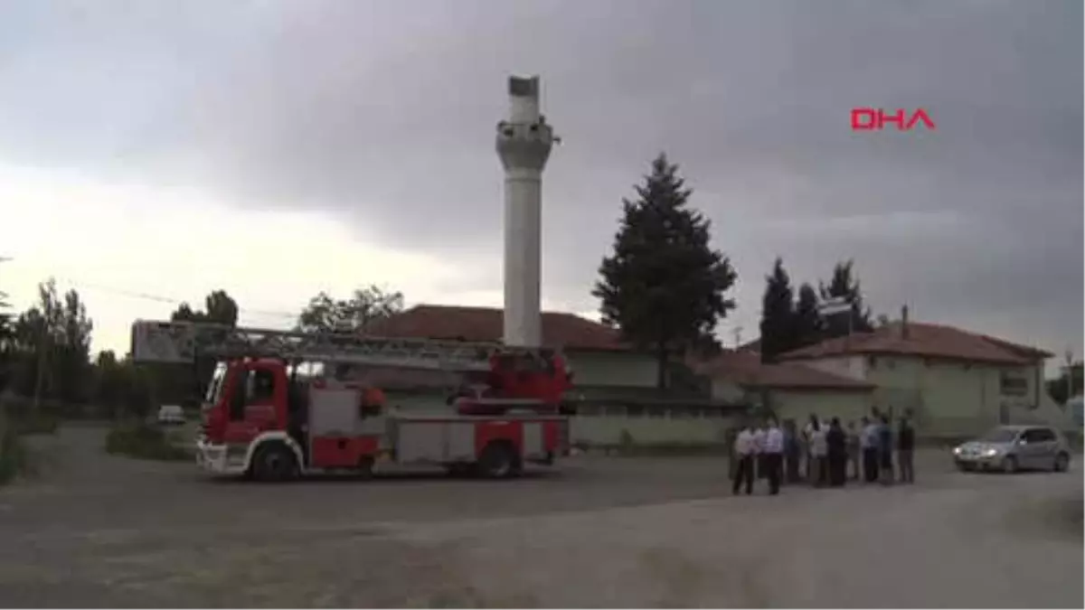 Ankara\'da Camiye Yıldırım Düştü, Minaresi Yıkıldı