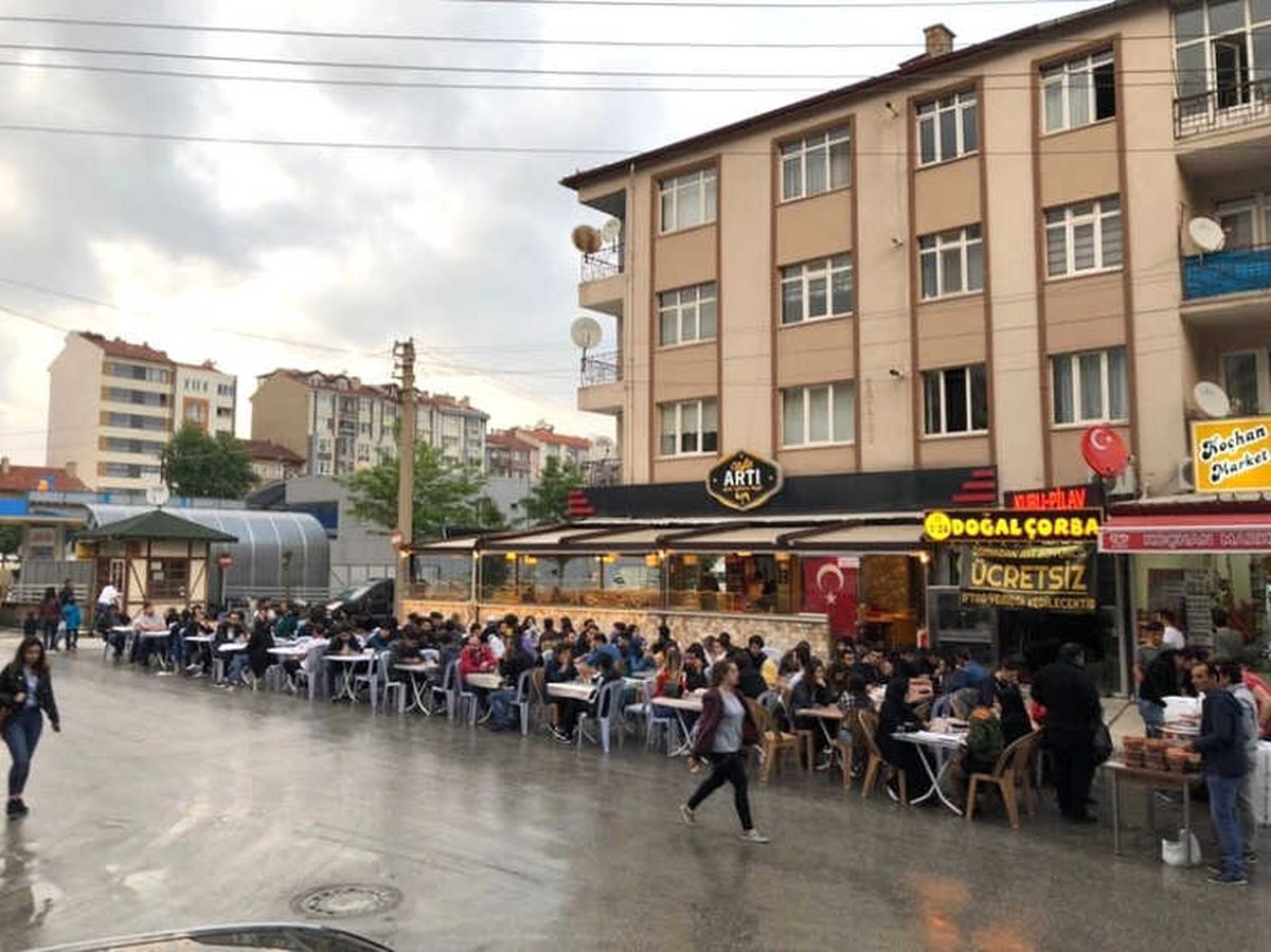 Askıda İftar ile Günlük 400 Kişiye İftar Veriyorlar