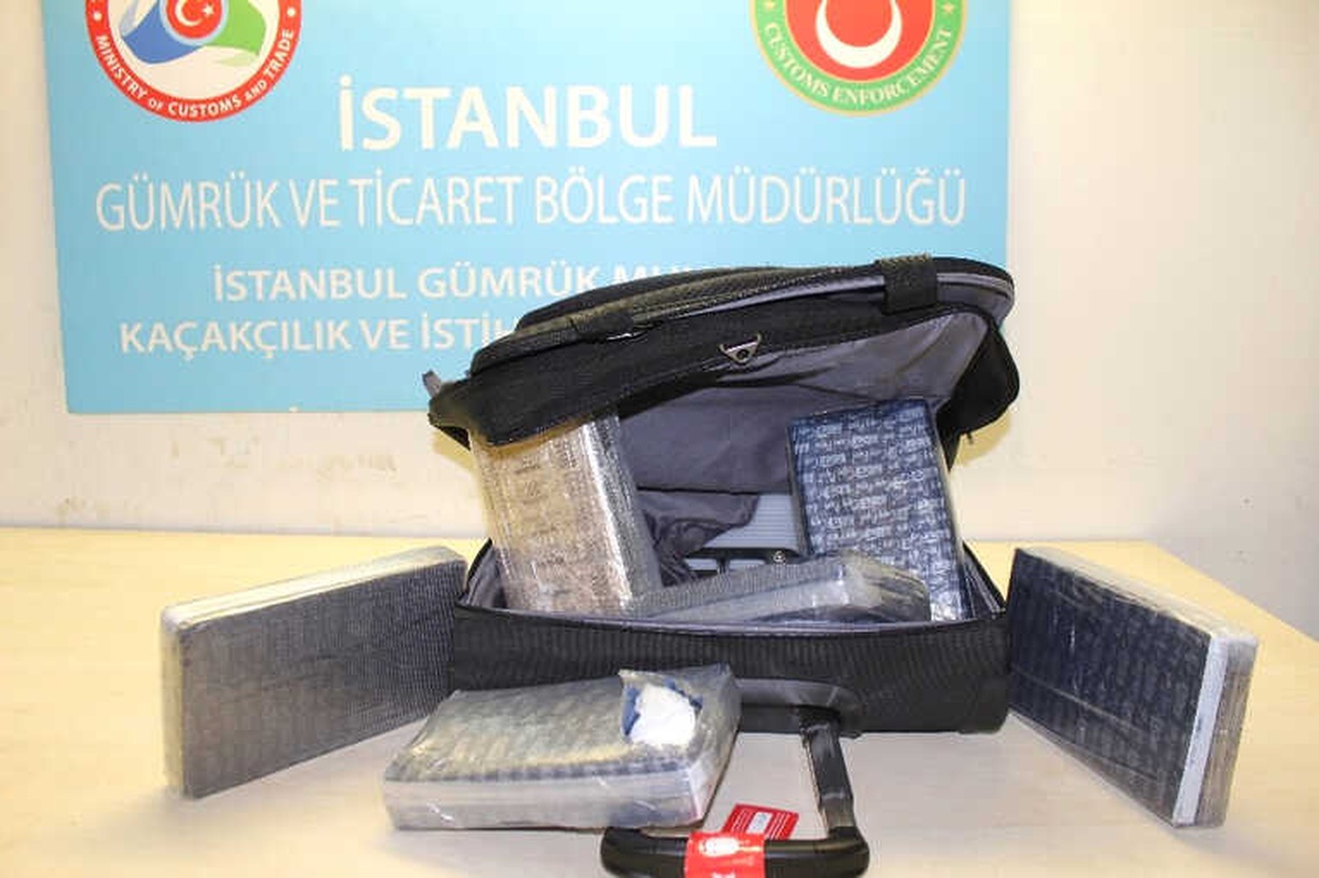 Atatürk Havalimanı\'nda Yolcunun Valizinden 6,5 Kilo Kokain Çıktı