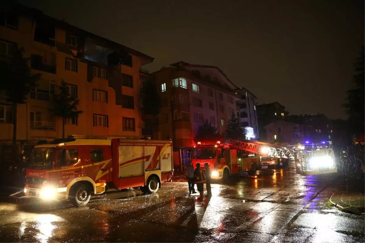 Başkentte Apartmanın Çatısına Yıldırım Düştü